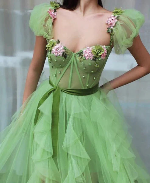 Robe de bal en tulle à volants et décolleté en cœur