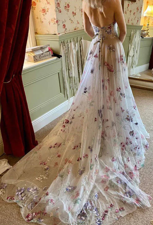 Robe de bal bustier en tulle coloré avec décolleté en cœur et appliques