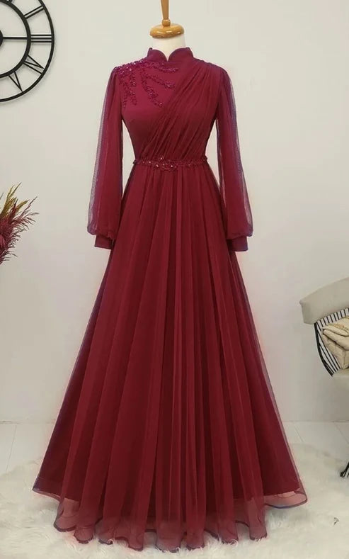 Robe de bal trapèze à manches longues et col haut avec appliques en tulle
