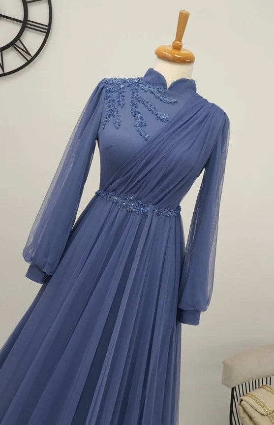 Robe de bal trapèze à manches longues et col haut avec appliques en tulle