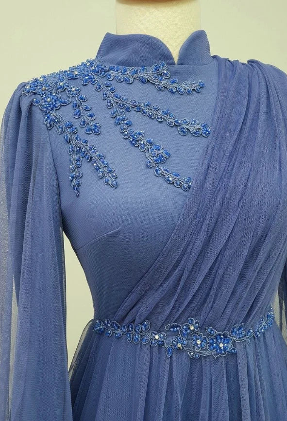 Robe de bal trapèze à manches longues et col haut avec appliques en tulle