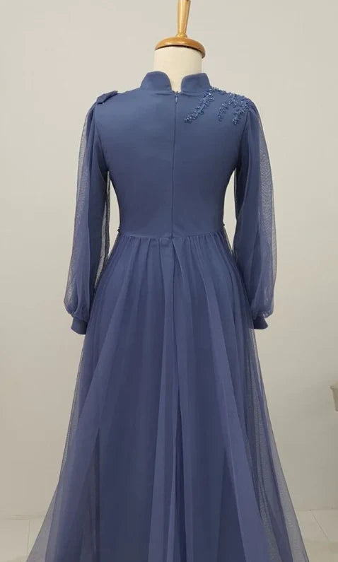 Robe de bal trapèze à manches longues et col haut avec appliques en tulle