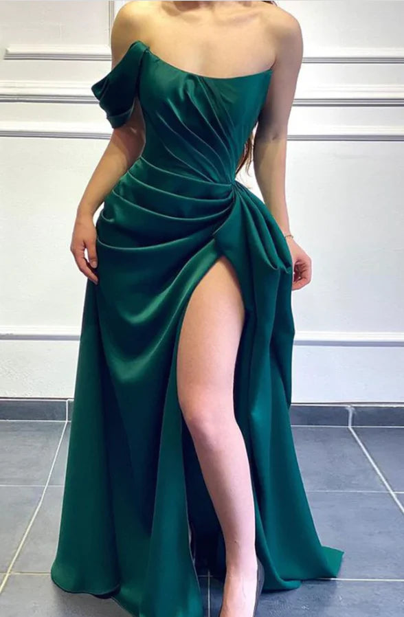 Robe de bal asymétrique sans bretelles avec fente