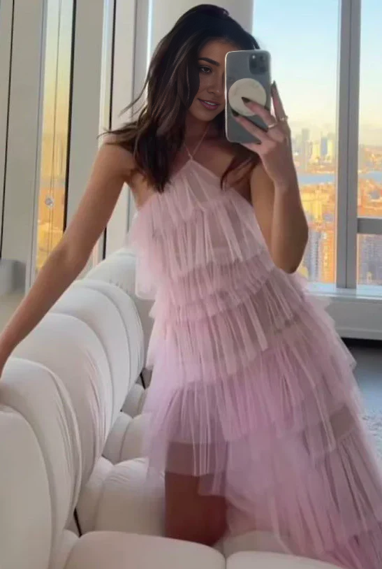 Robe de bal à col suspendu et plusieurs couches de fentes