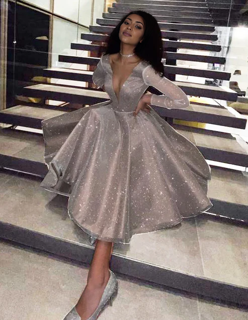 Robe de bal mi-longue à manches longues et col en V profond