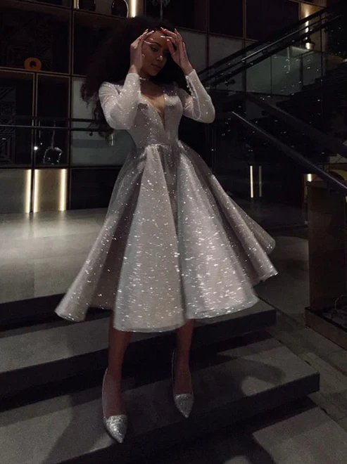 Robe de bal mi-longue à manches longues et col en V profond