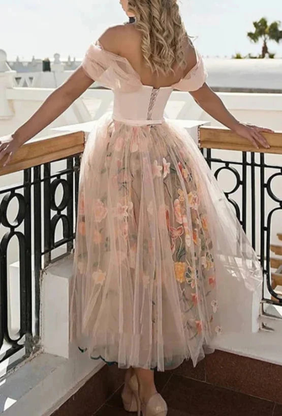 Robe de bal mi-longue à épaules dénudées et fleurs