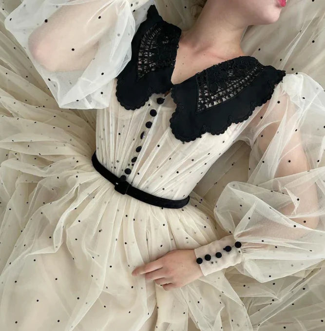 Robe de bal en tulle à pois, col en V, manches longues bouffantes