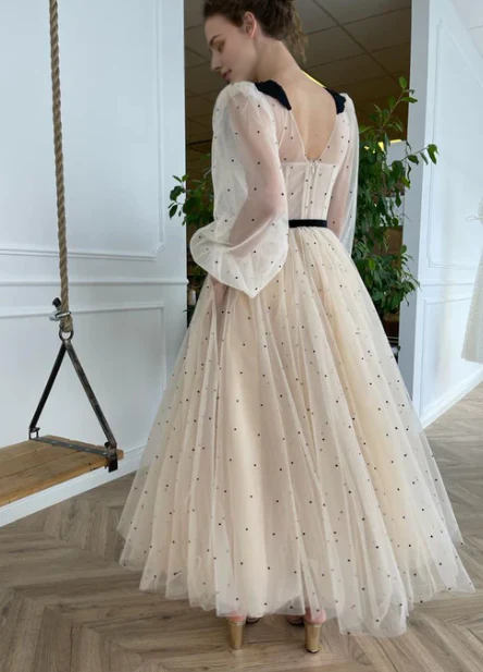 Robe de bal en tulle à pois, col en V, manches longues bouffantes
