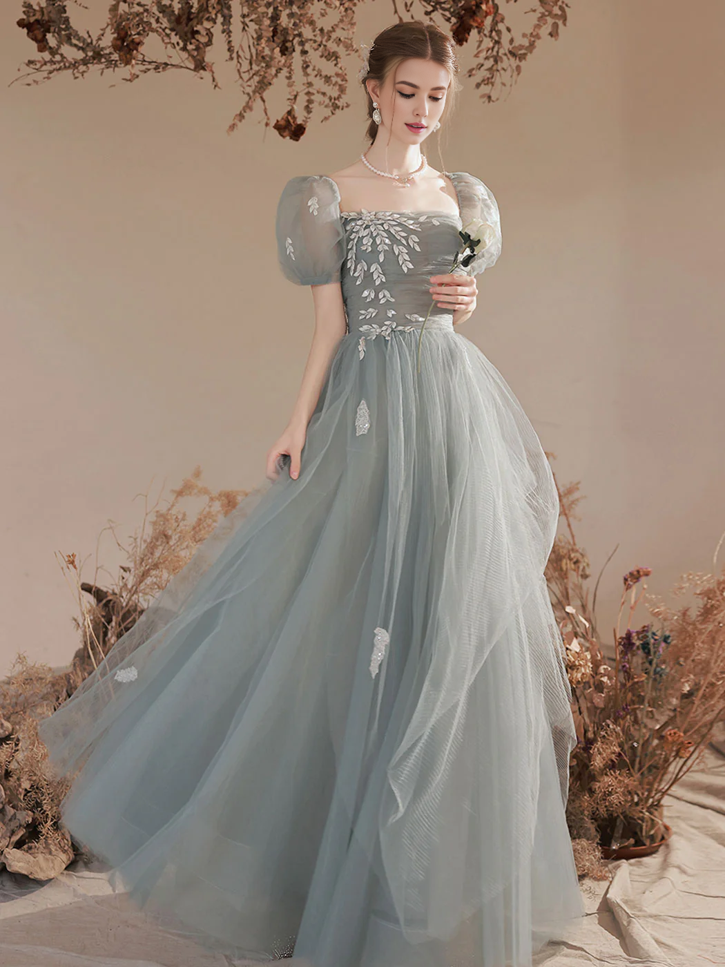 Robe de bal trapèze à épaules dénudées et décolleté carré