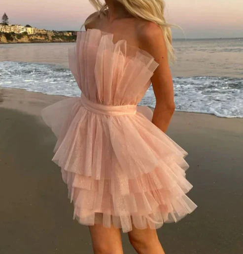 Robe courte en tulle scintillante et mignonne sans bretelles pour le retour à la maison