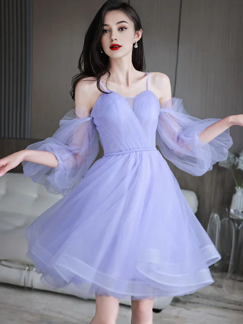Robe de bal courte en tulle à bretelles spaghetti et col en cœur