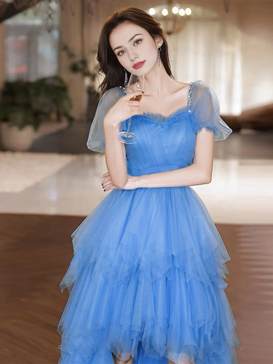 Robes de bal en tulle à col carré et coupe haute et basse