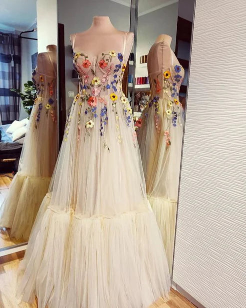 Robe de bal longue en tulle avec appliques 3D et bretelles spaghetti