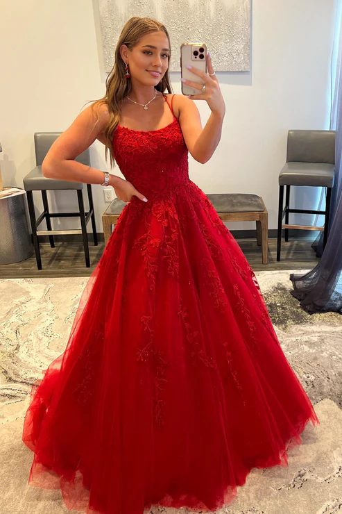 Robe de bal à bretelles spaghetti avec appliques