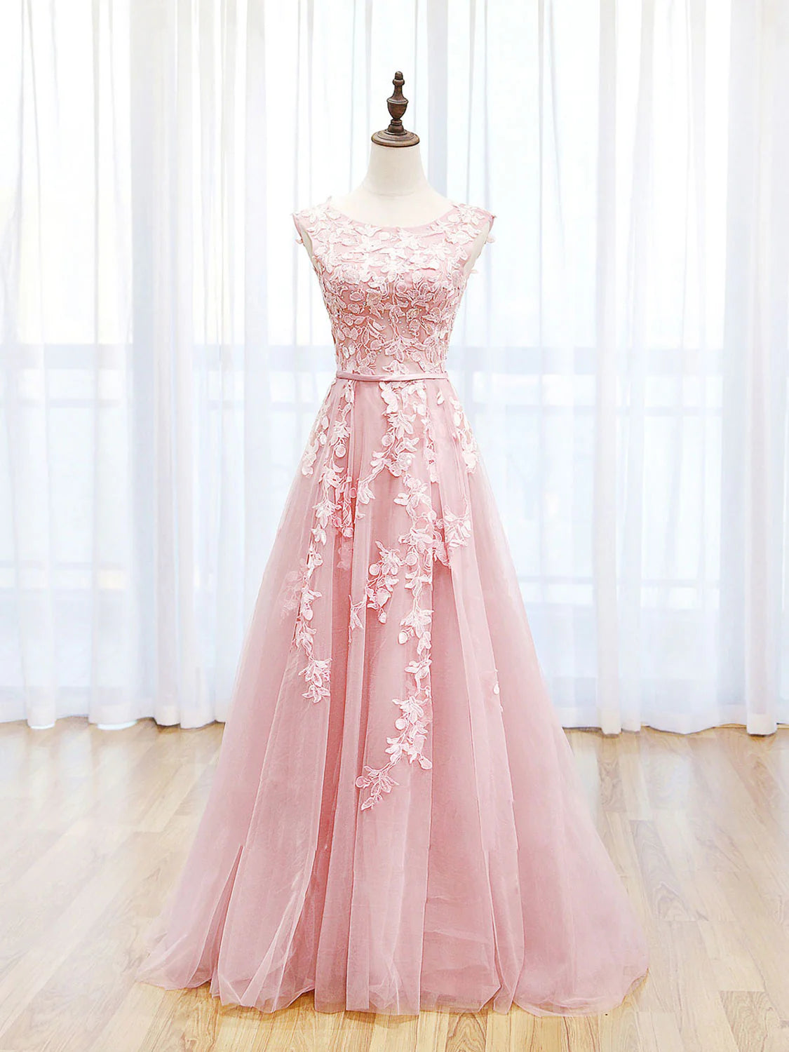Robe de bal dos nu en tulle à décolleté dégagé avec appliques