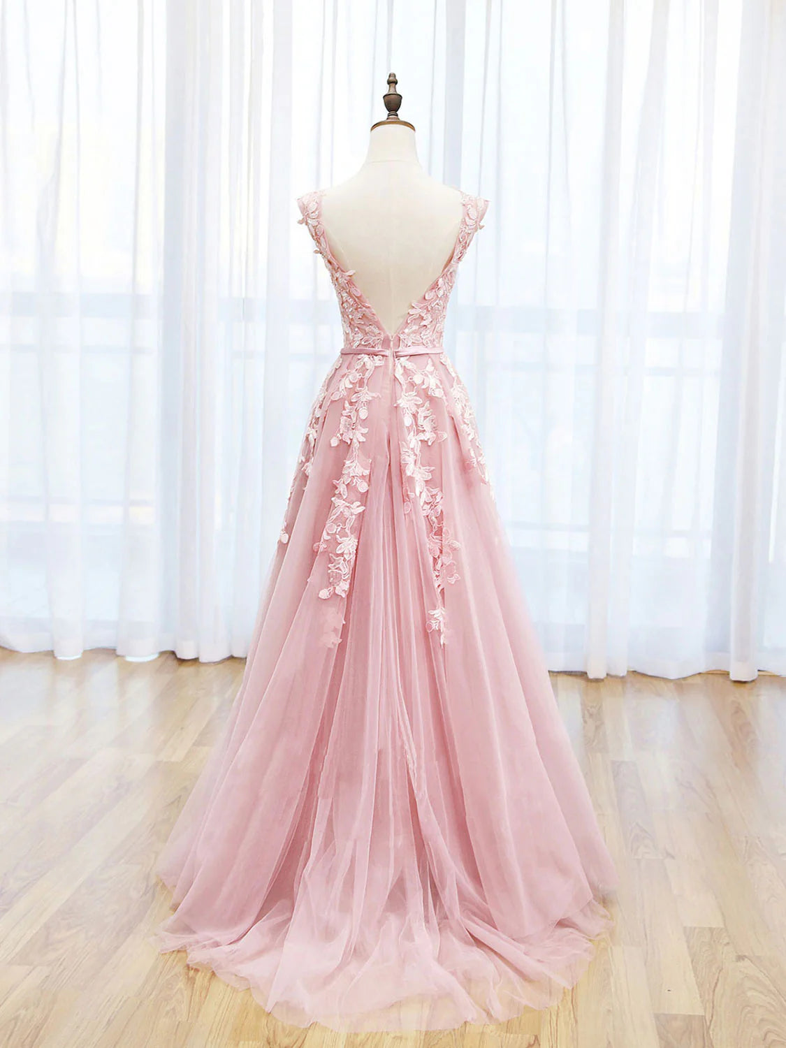 Robe de bal dos nu en tulle à décolleté dégagé avec appliques