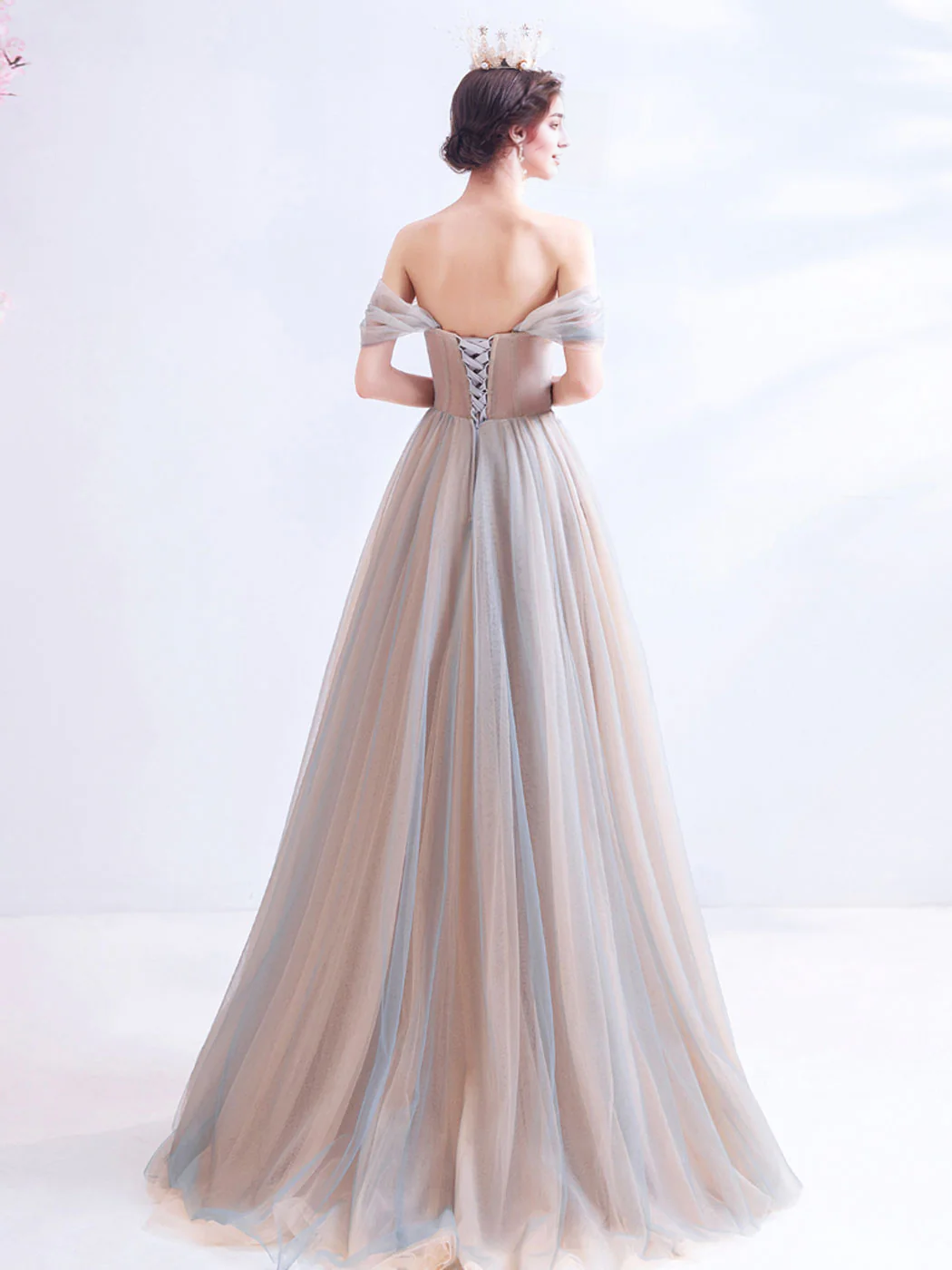 Robe de bal trapèze en dentelle à épaules dénudées et appliqués