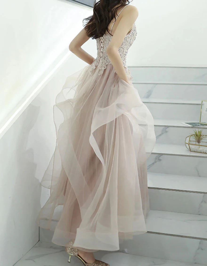 Robe de bal trapèze à bretelles spaghetti et col en V avec dentelle et perles