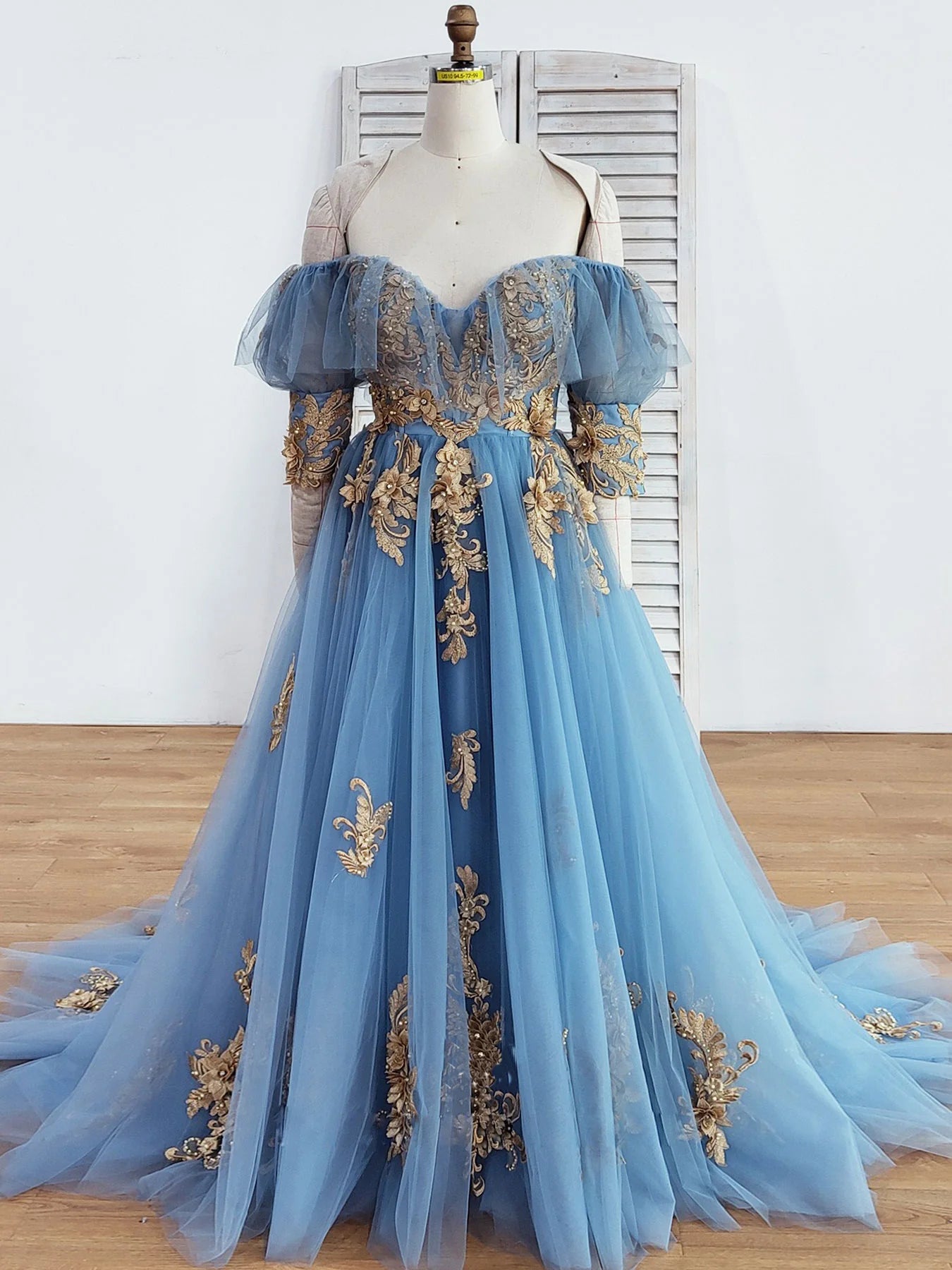 Robe de bal longue à épaules dénudées et décolleté en cœur avec appliques 