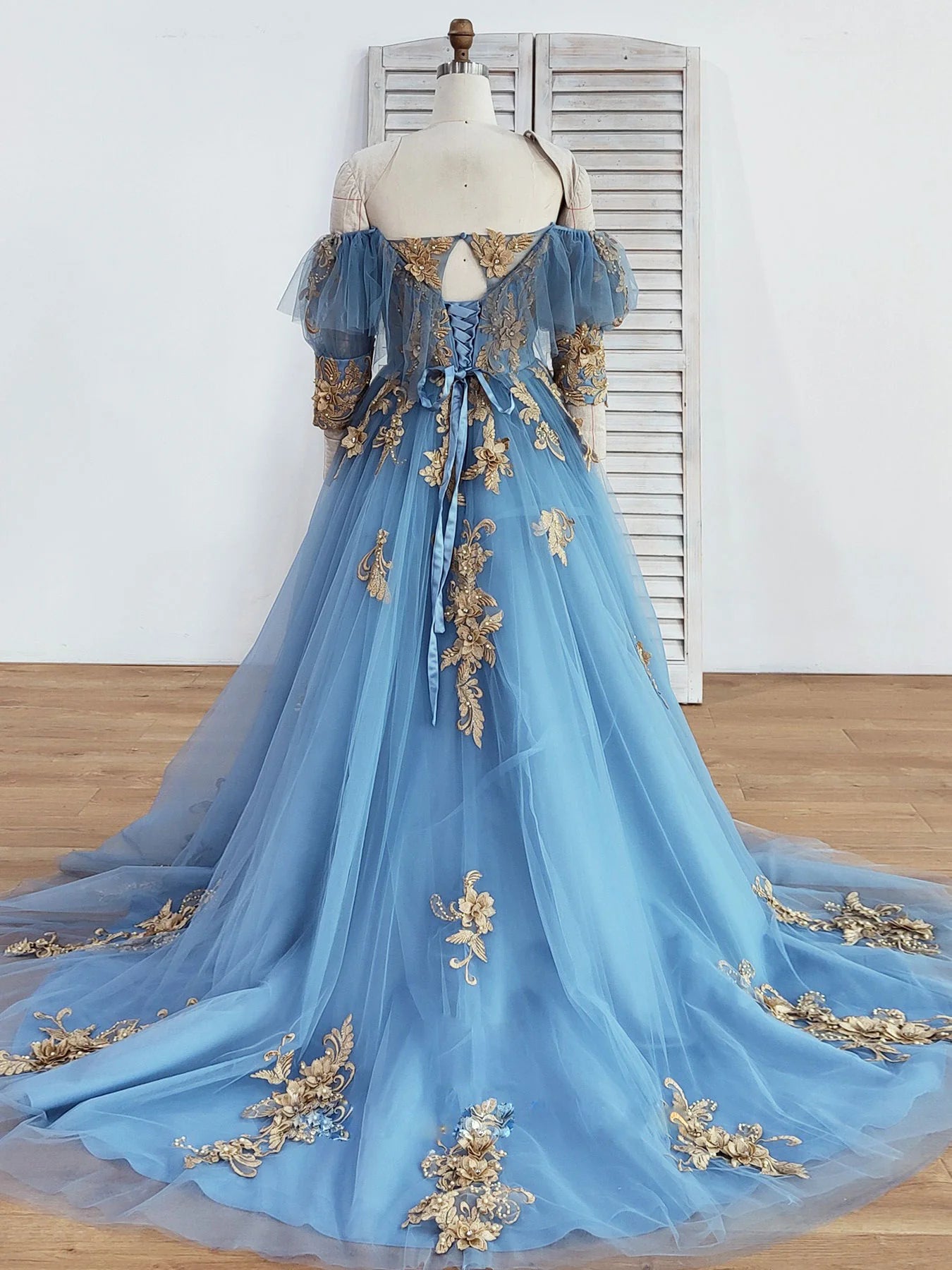 Robe de bal longue à épaules dénudées et décolleté en cœur avec appliques 