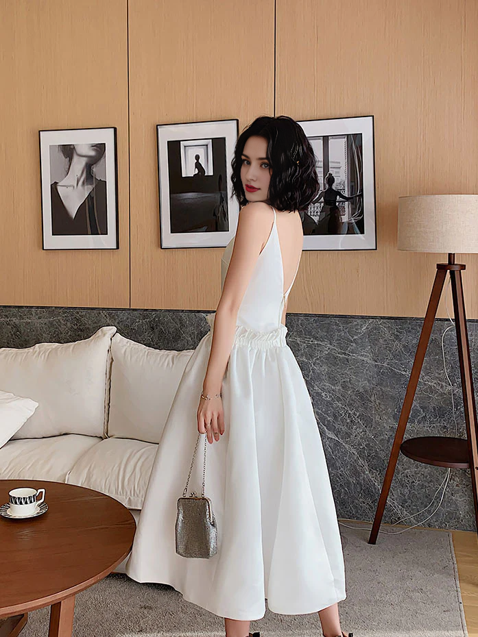 Vestido de fiesta corto de satén con tirantes finos y espalda abierta