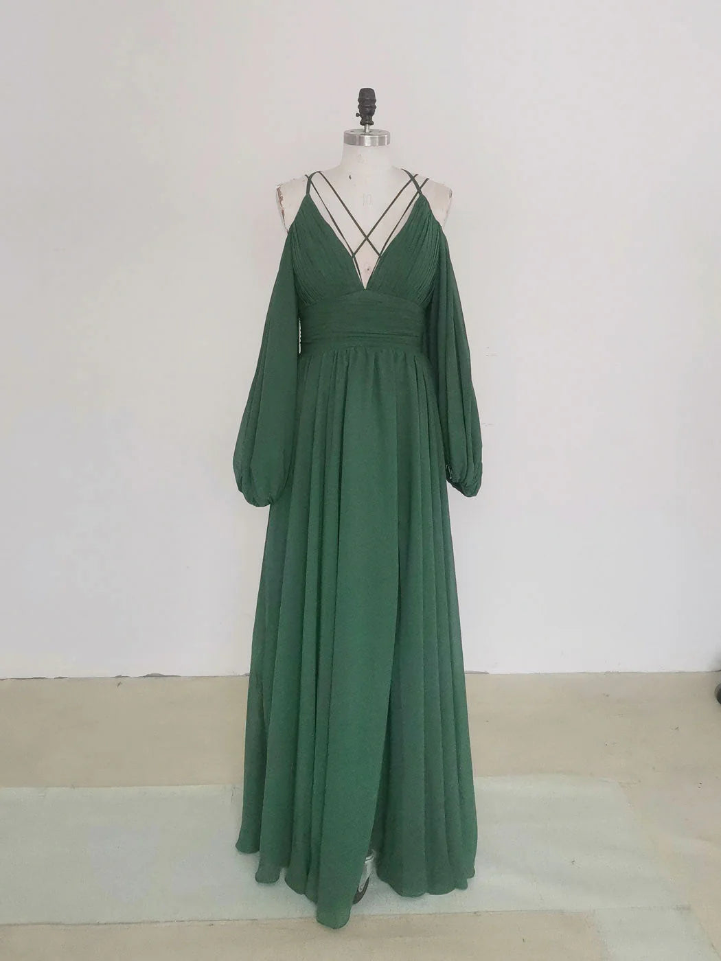 Robe de bal trapèze à bretelles spaghetti et manches longues 