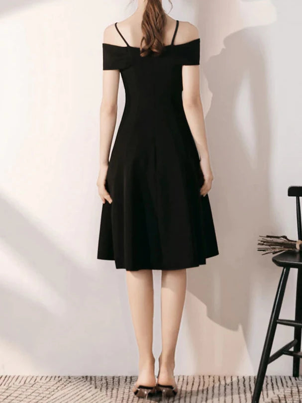 Robe de bal simple à bretelles spaghetti et épaules dénudées