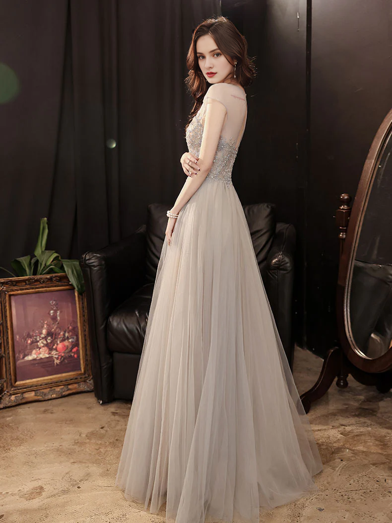 Robe de bal longue en tulle, col rond, perles, dos nu
