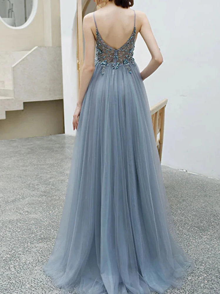 Robe de bal en tulle à bretelles spaghetti et décolleté en V profond et dos nu