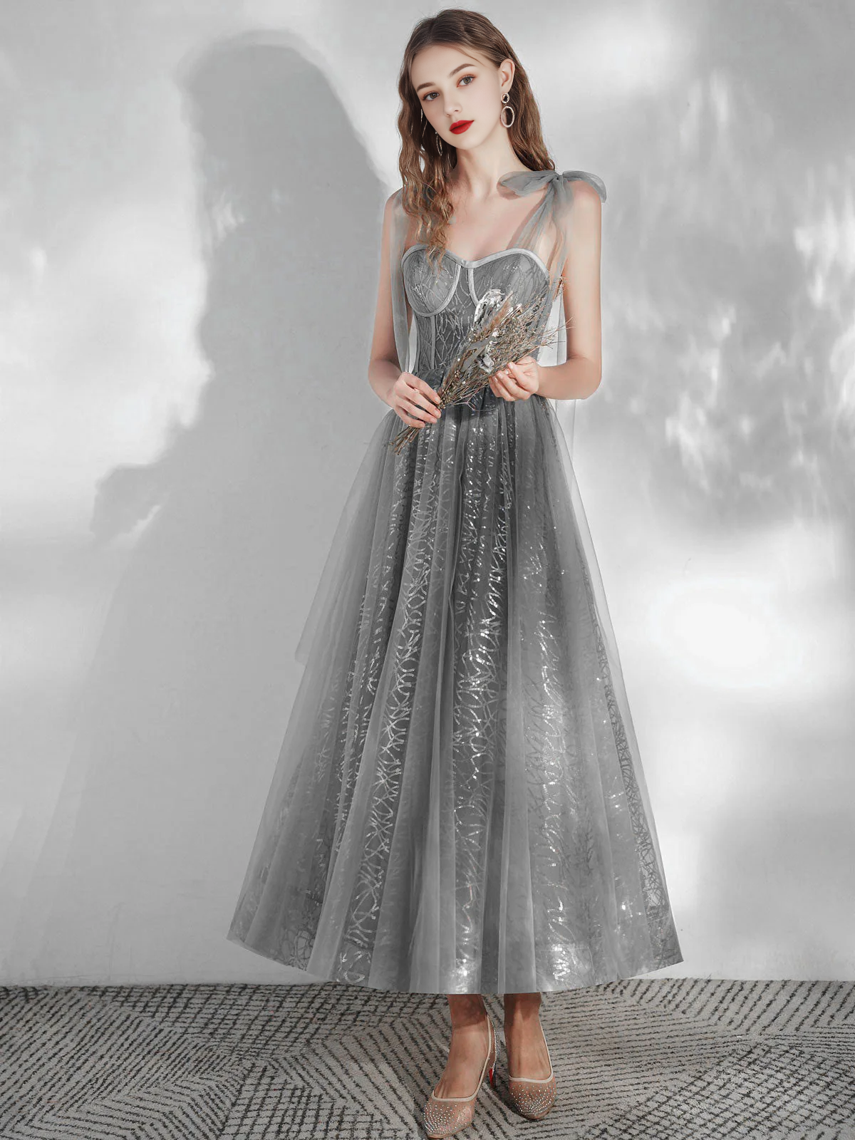 Robe de bal courte en tulle à bretelles et col en cœur