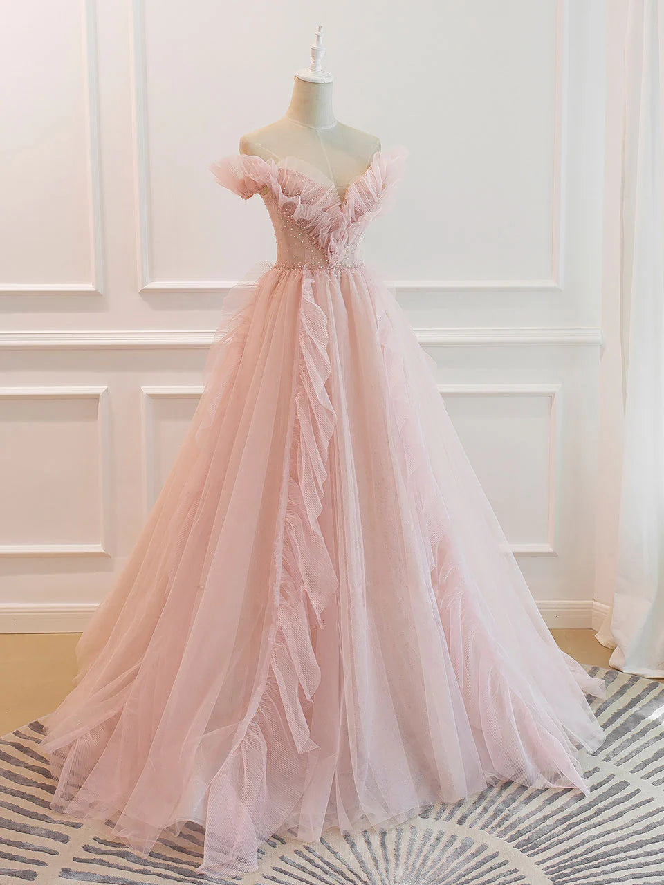 Robe de bal longue en tulle à épaules dénudées et volants avec traîne