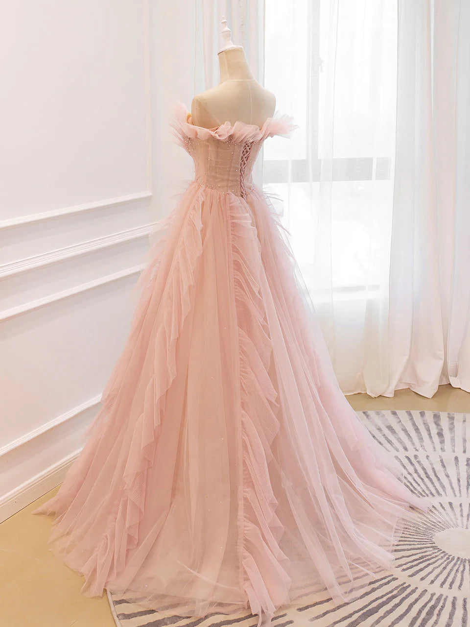Robe de bal longue en tulle à épaules dénudées et volants avec traîne