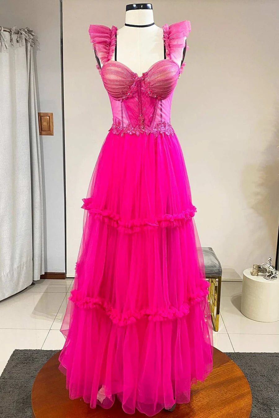 Robe de bal bustier à volants en tulle coupe trapèze
