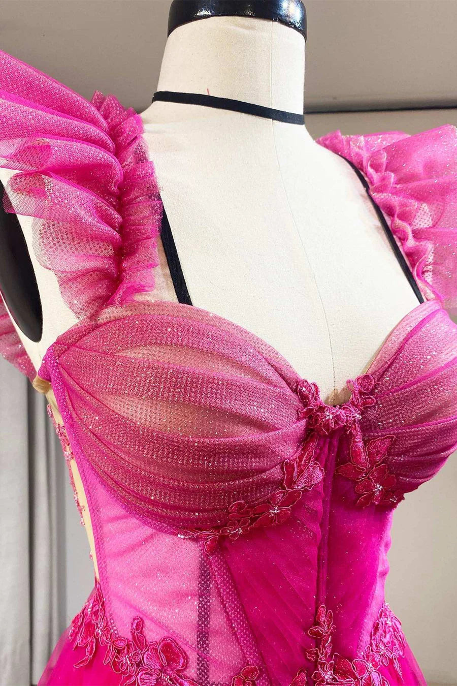 Robe de bal bustier à volants en tulle coupe trapèze