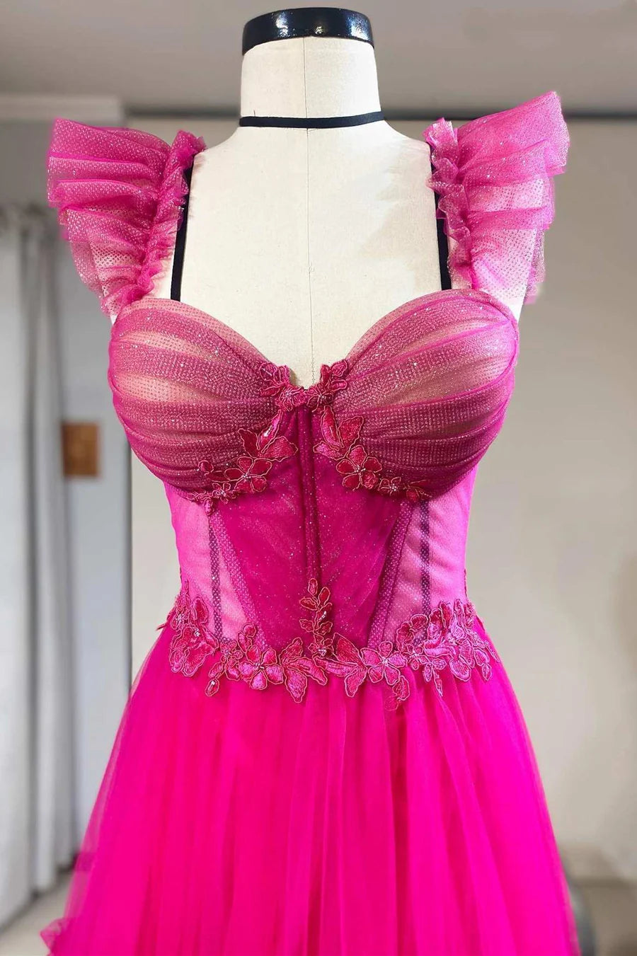 Robe de bal bustier à volants en tulle coupe trapèze