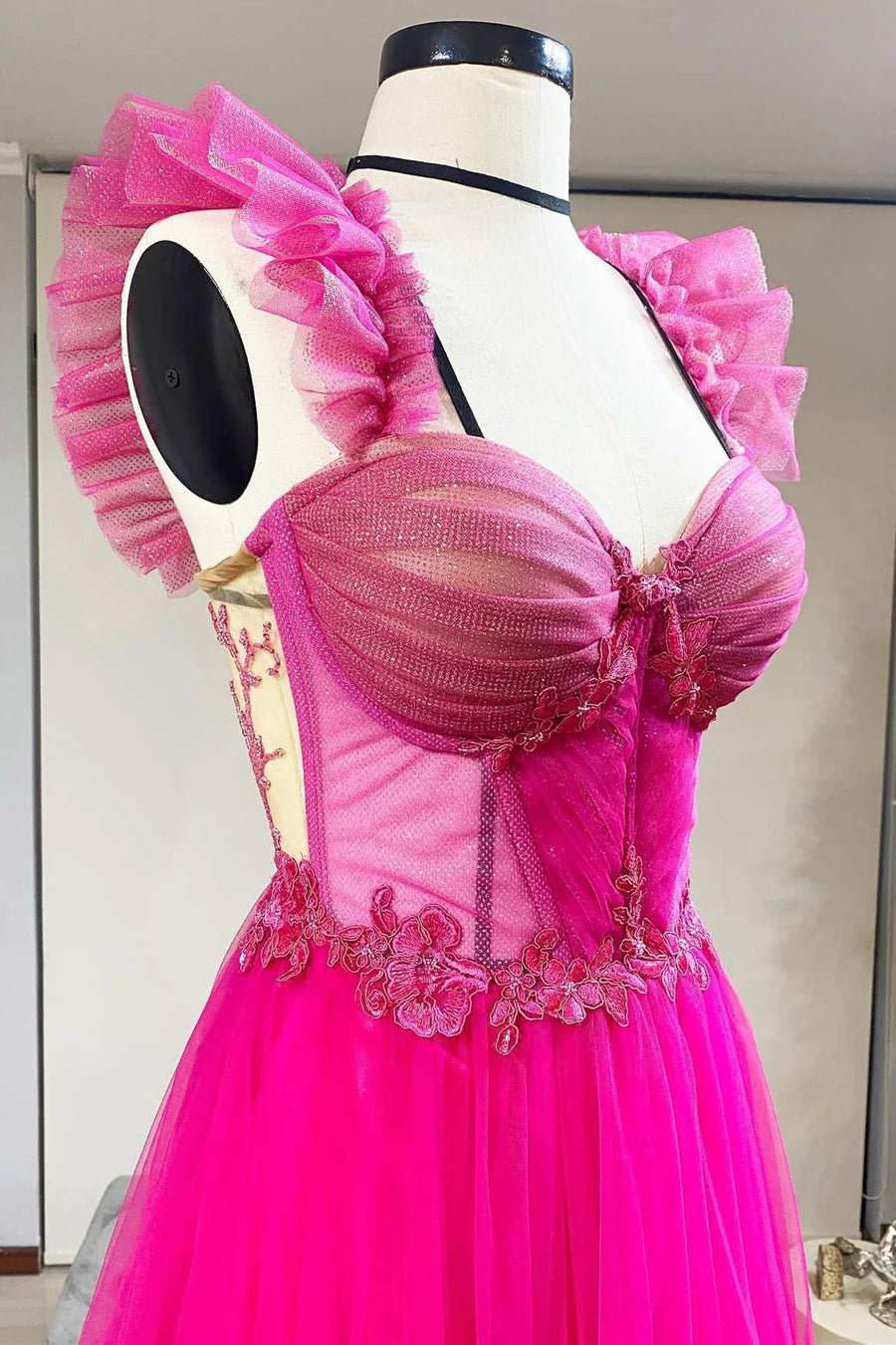 Robe de bal bustier à volants en tulle coupe trapèze