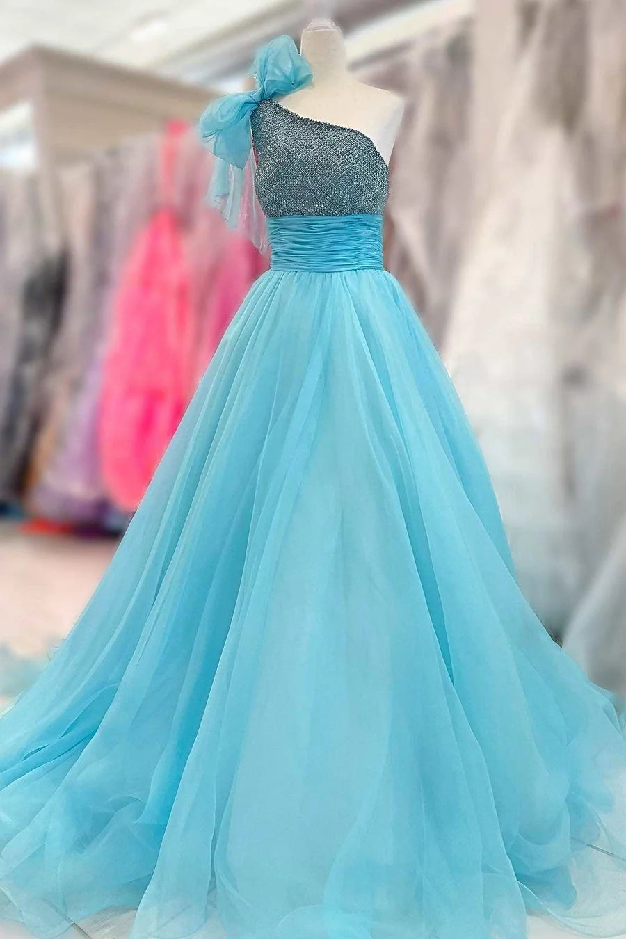 Robe de bal trapèze asymétrique en tulle et perles, taille haute