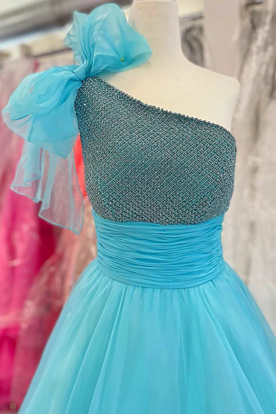 Robe de bal trapèze asymétrique en tulle et perles, taille haute