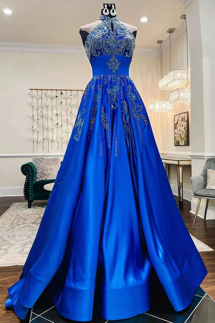 Vestido de fiesta de satén azul real con cuello halter y cuentas, corte A