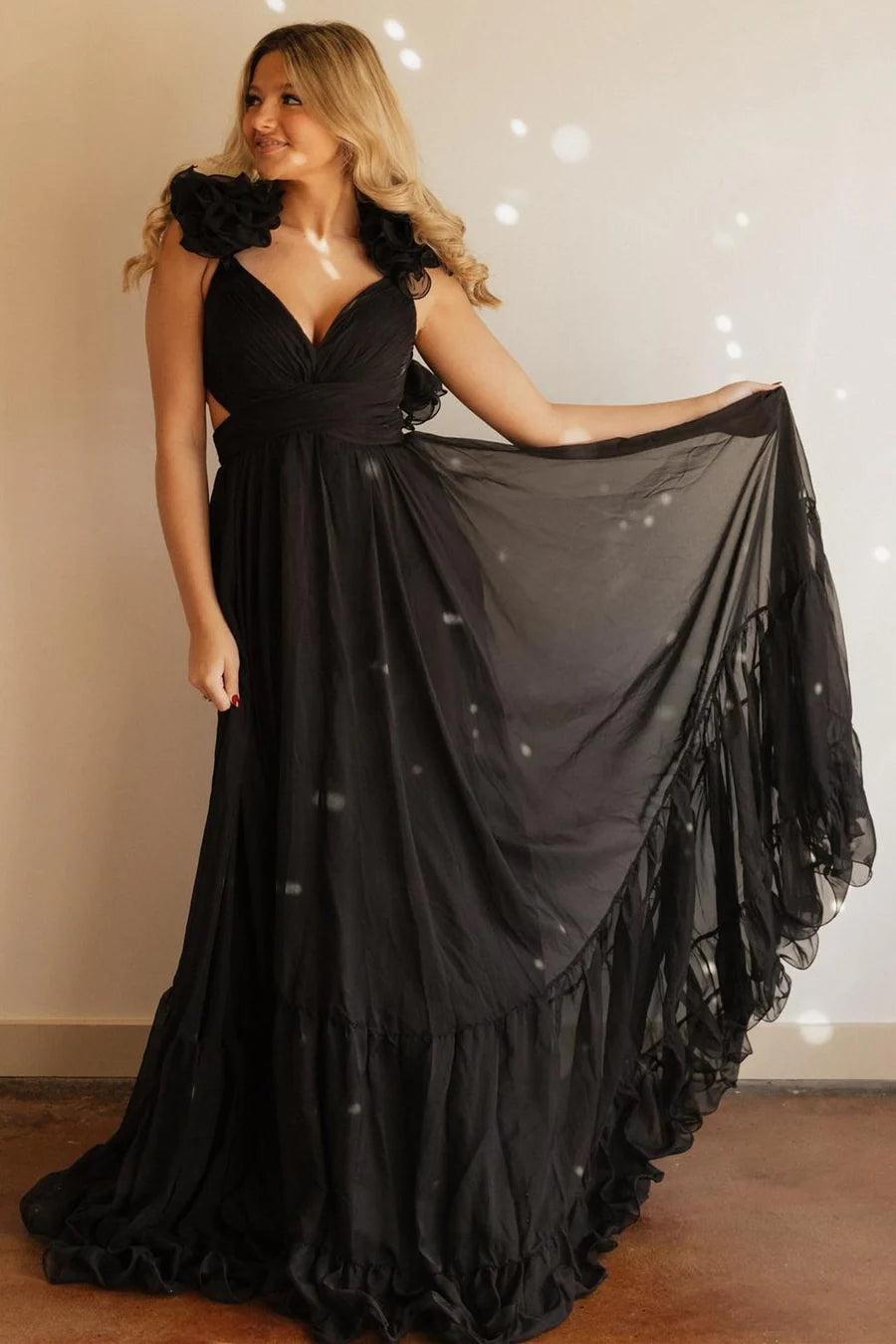 Robe de bal trapèze en mousseline de soie à lacets et à volants avec ceinture