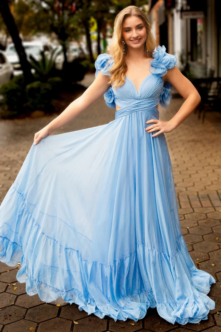 Robe de bal trapèze en mousseline de soie à lacets et à volants avec ceinture