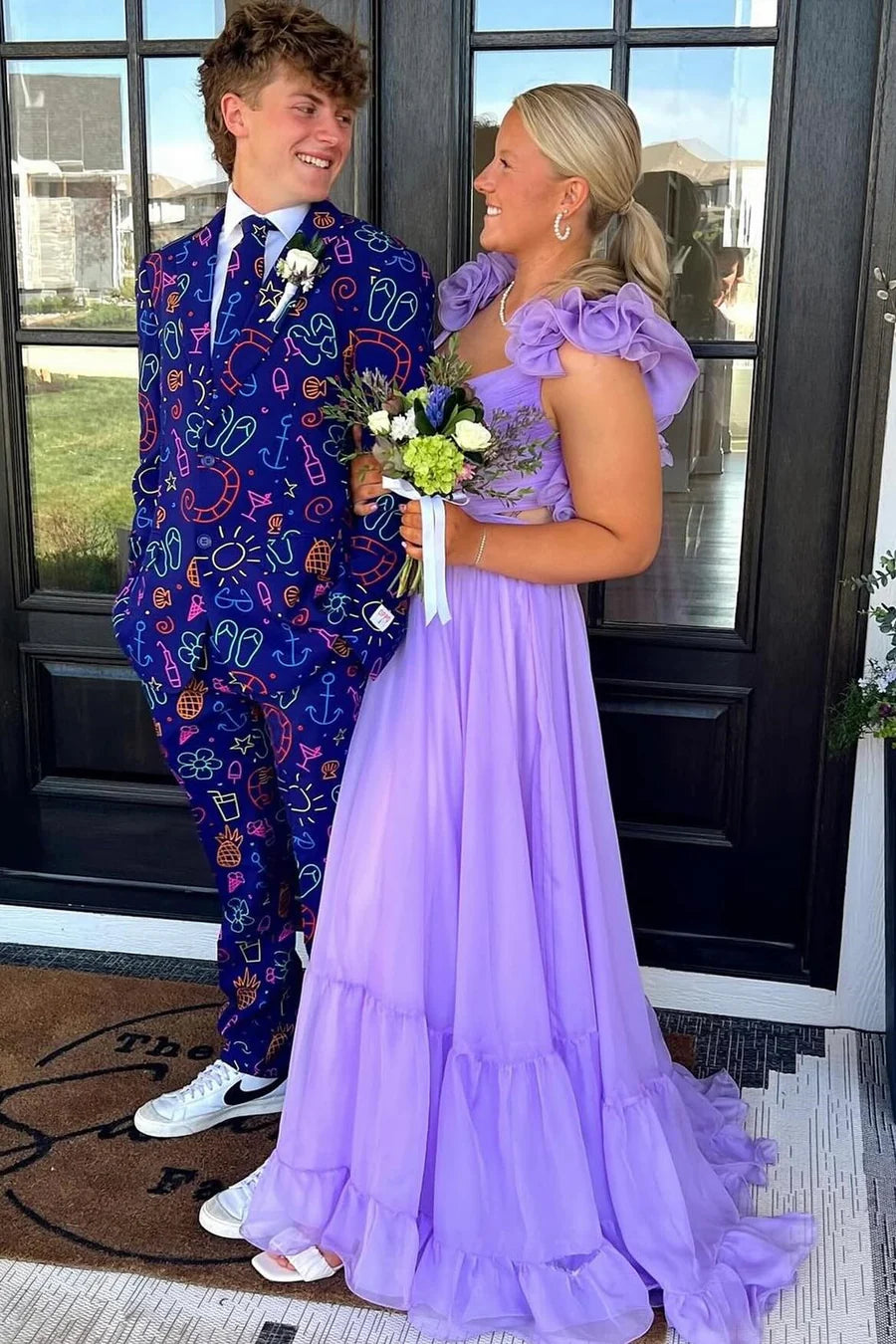 Robe de bal trapèze en mousseline de soie à lacets et à volants avec ceinture