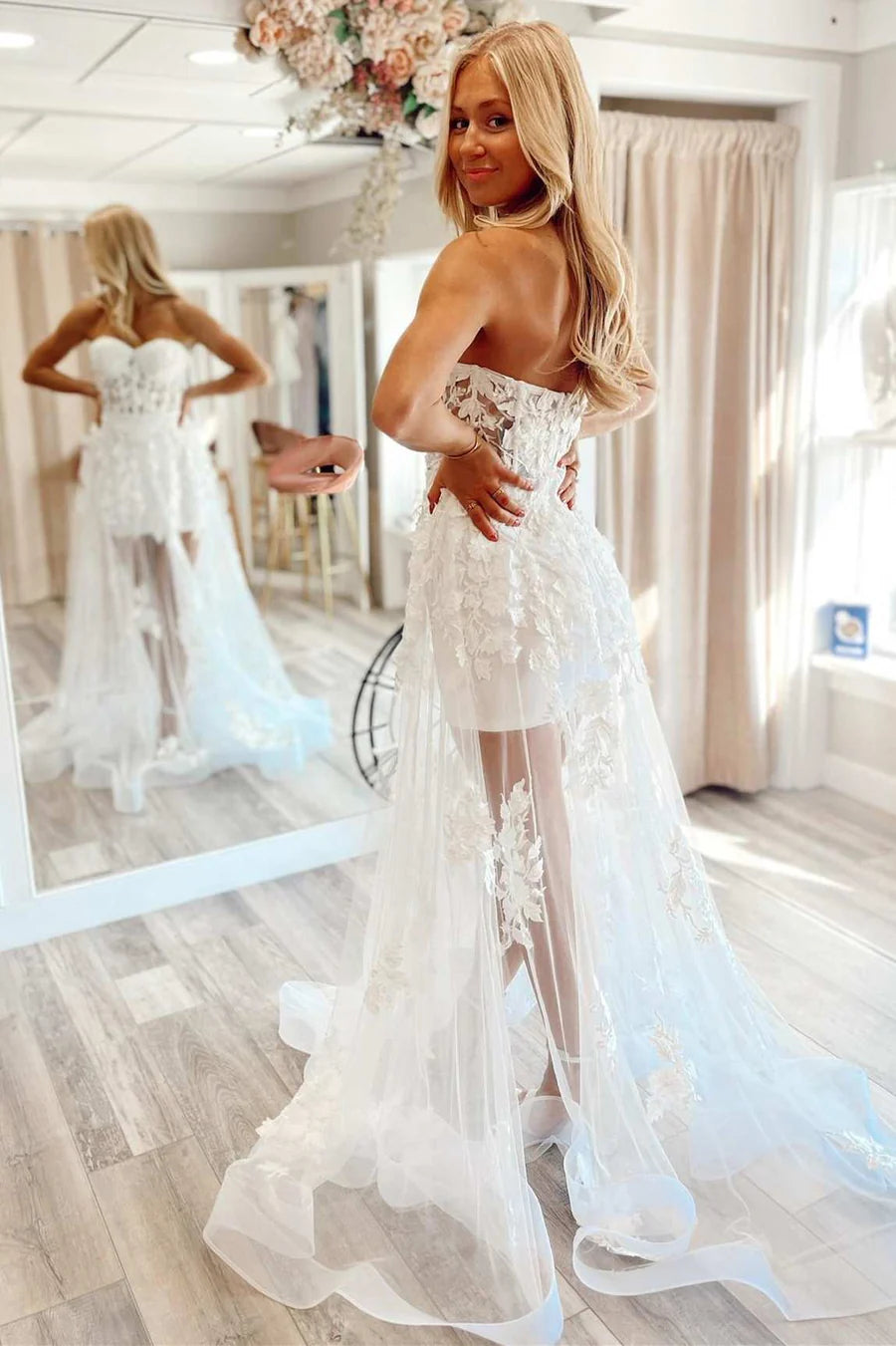 Robe de bal trapèze sans bretelles en maille transparente et dentelle florale 3D