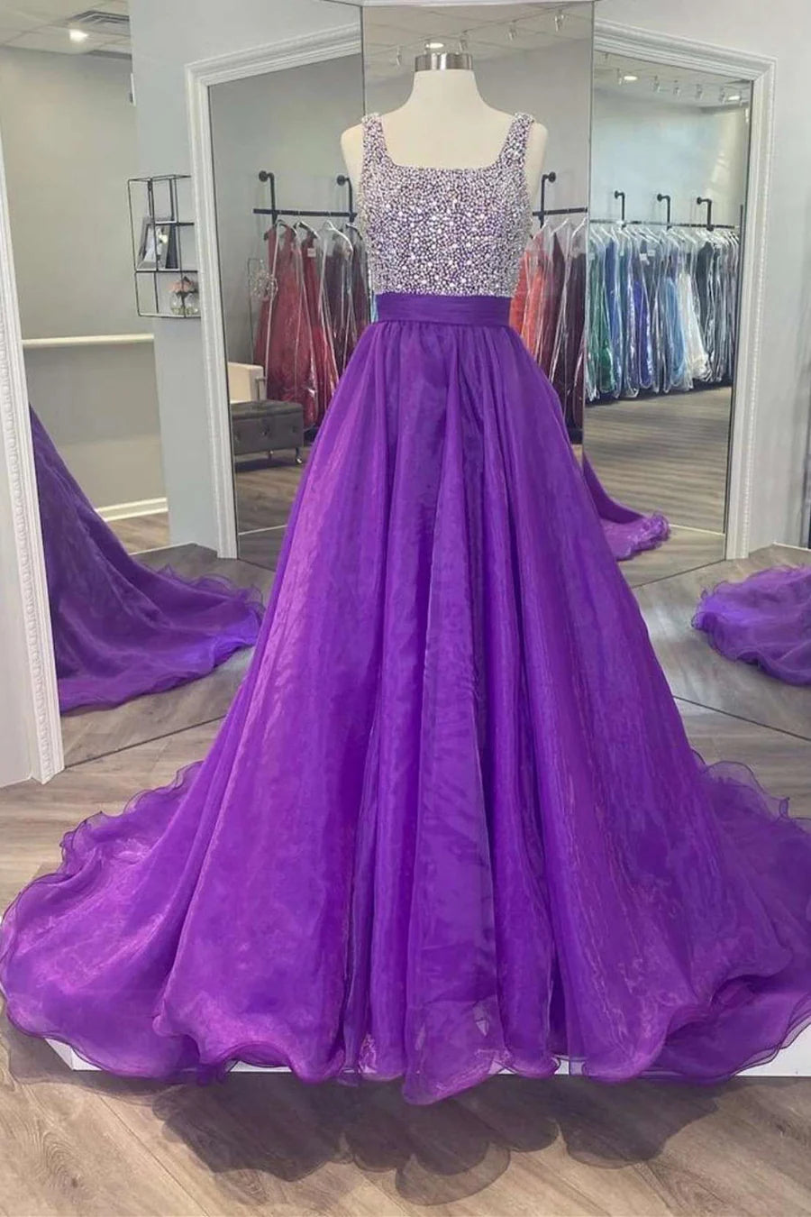 Robe de bal trapèze à col carré et perles