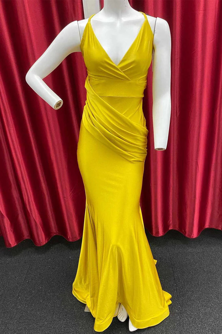 Vestido de fiesta de sirena con escote en V y espalda descubierta