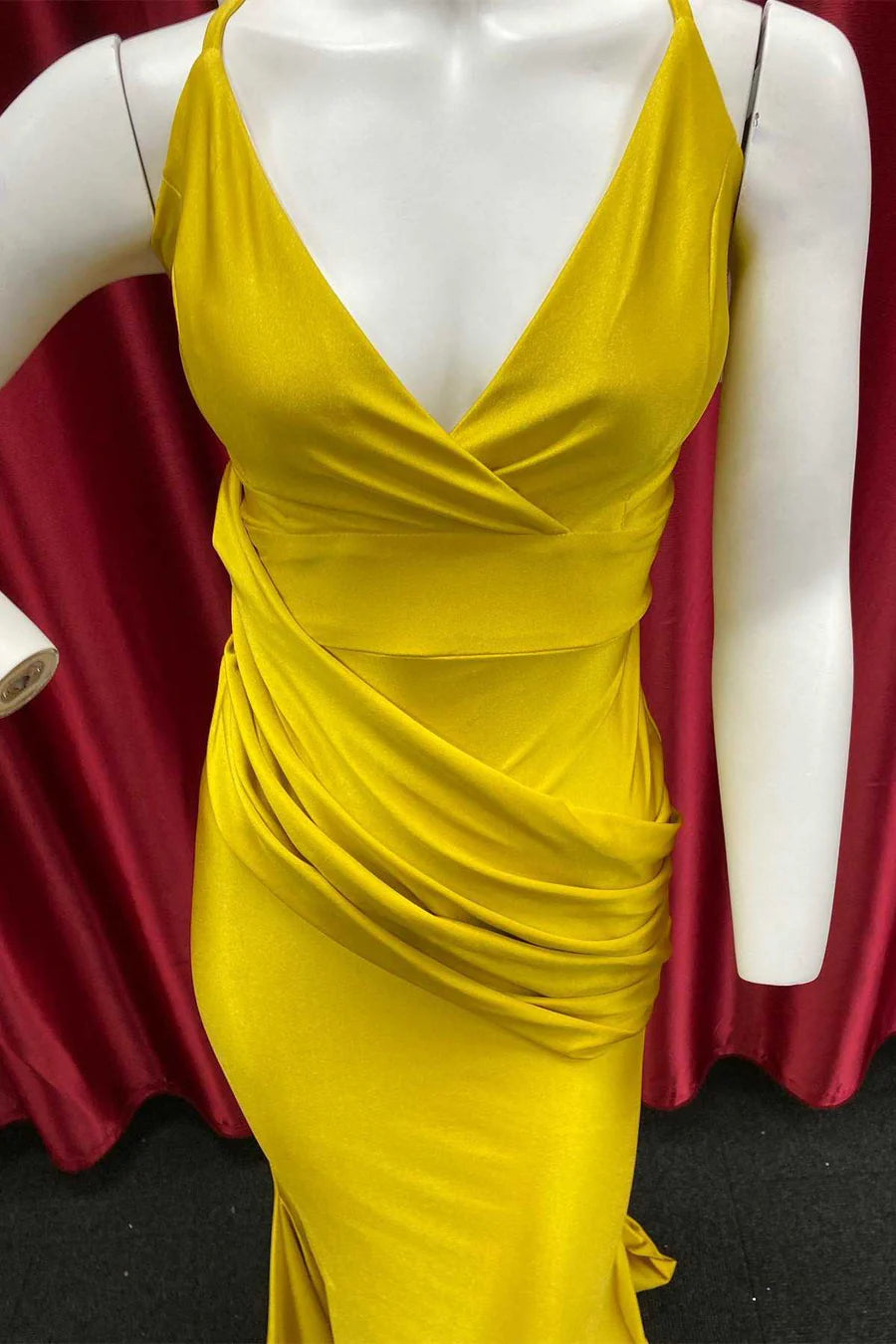 Vestido de fiesta de sirena con escote en V y espalda descubierta