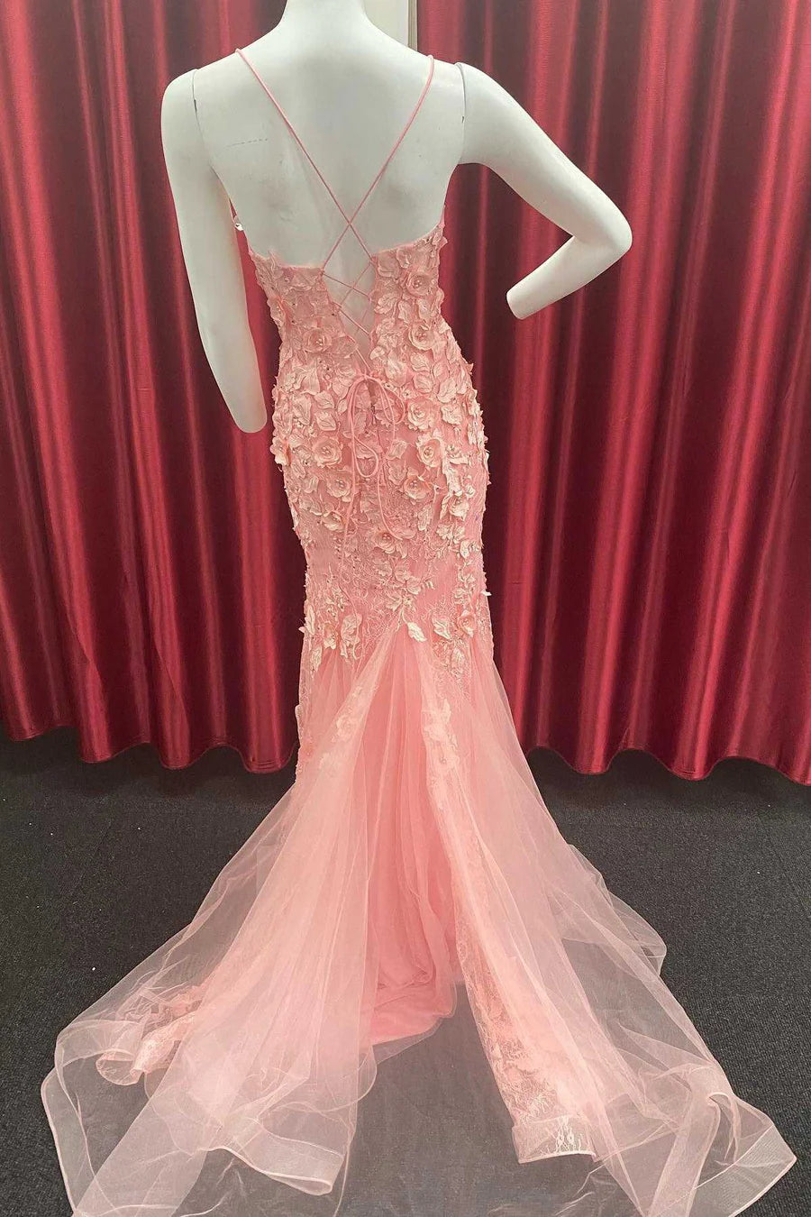 Vestido de fiesta de sirena con tirantes y apliques