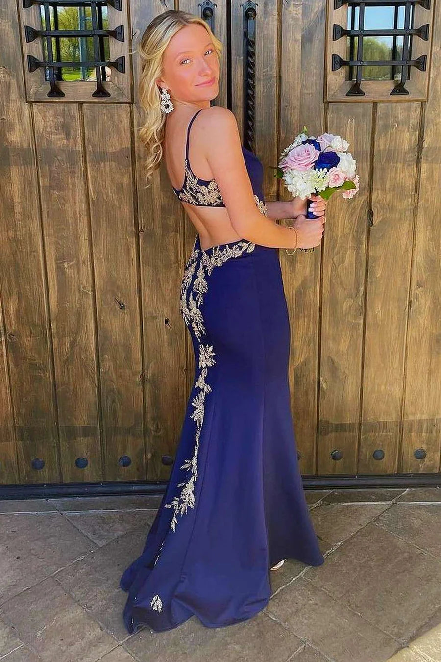 Vestido de fiesta de sirena con escote en V, espalda descubierta y apliques