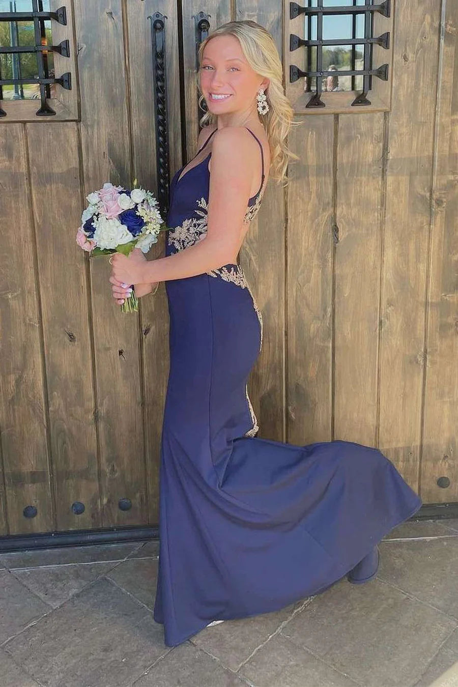 Vestido de fiesta de sirena con escote en V, espalda descubierta y apliques